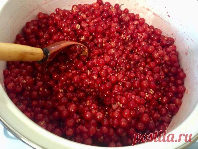 Раньше я отжимала сок, а теперь делаю желе из красной смородины проще и быстрее  😉
📌 Ингредиенты:
Красная смородина - 500 г Сахар - 150 г Желатин - 25 г Вода - 100 мл
🎈 Как готовить:
1. Ягоды промываем и даем обсохнуть.
2. Всыпаем в глубокую миску желатин.
Добавляем воду и перемешиваем.
3. Ставим миску на водяную баню и нагреваем, непрерывно помешивая, пока желатин полностью не растворится.
4. Оставляем остывать.
5. Ягоды протираем через сито, чтобы избавиться от косточек и кожицы.
6. Добавляе…