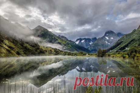 Утро на озере неподалеку от города Теберда. Карачаево-Черкесия. Автор фото — Полина Серова: nat-geo.ru/photo/user/184111/  |  National Geographic Россия