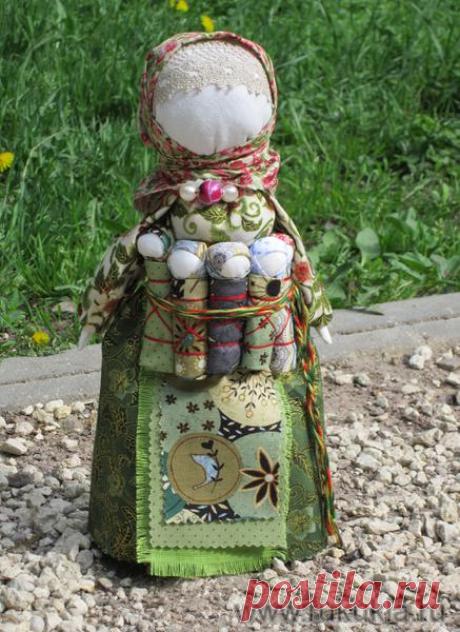 Московка История появления этой куклы связана с периодом возникновения московского княжества, которое присоединяло к себе всё новые и новые земли. Москва - мать, новое княжество - новый ребенок. Называли ее еще Семья, Седьмая я и Плодородие,чтобы будущая семья была дружная, крепкая, детьми богатая.