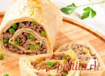Мясной рулетик с зеленым горошком Мясной рулетик и его секрет в том, что начинка заворачивается в лаваш вместе с капустными листьями.На приготовление 4х порций нам понадобиться:1 лаваш&nbsp;100 г сыра&nbsp;6 листов белокочанной капусты&nbsp;200 г рубленого мяса&nbsp;1 луковица&nbsp;1 банка консервированного...