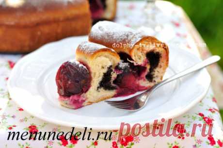 Пирог с начинкой из слив и мака