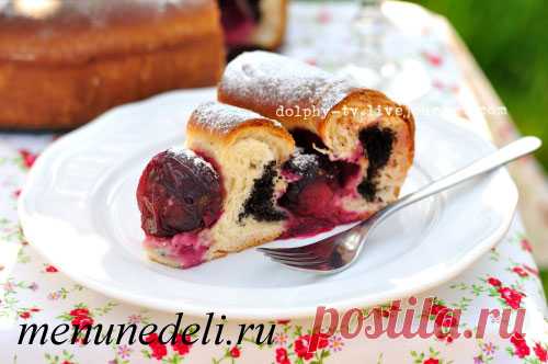 Пирог с начинкой из слив и мака