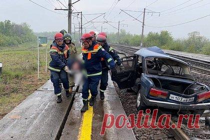 Два человека погибли при столкновении поезда с легковушкой в российском регионе. Пассажирский поезд и машина столкнулись на переезде в Саратовской области, погибли два человека. По предварительным данным, в 16:25 (15.25 по московскому времени) на территории поселка Сергиевский Гагаринского района произошло столкновение ВАЗ-2107 и пассажирского поезда.