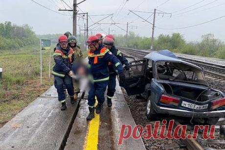 Два человека погибли при столкновении поезда с легковушкой в российском регионе. Пассажирский поезд и машина столкнулись на переезде в Саратовской области, погибли два человека. По предварительным данным, в 16:25 (15.25 по московскому времени) на территории поселка Сергиевский Гагаринского района произошло столкновение ВАЗ-2107 и пассажирского поезда.