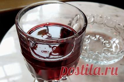 На Украине пообещали бесплатно поить британцев спиртным. Во Львове винодельня «Фабрика Коркив» пообещала бесплатно поить граждан Великобритании наливкой в своем баре в благодарность за военную помощь, которую их страна оказывает Украине. Посол Великобритании на Украине Мелинда Симмонс отреагировала на предложение и заявила о готовности воспользоваться им.