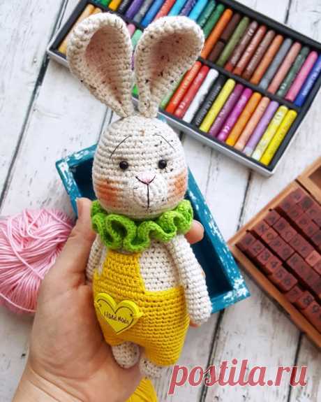 PDF Ушастый Зай крючком. FREE crochet pattern; Аmigurumi animal patterns. Амигуруми схемы и описания на русском. Вязаные игрушки и поделки своими руками #amimore - заяц, зайчик в комбинезоне, кролик, зайчонок, зайка, крольчонок.