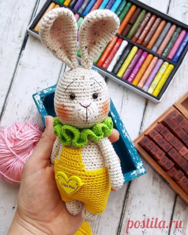 PDF Ушастый Зай крючком. FREE crochet pattern; Аmigurumi animal patterns. Амигуруми схемы и описания на русском. Вязаные игрушки и поделки своими руками #amimore - заяц, зайчик в комбинезоне, кролик, зайчонок, зайка, крольчонок.