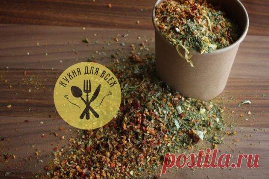 Сушеные приправы
Сушка различных продуктов предполагает удаление влаги, что усиливает их вкус и аромат. По этой причине многие профессиональные шефы перемалывают или натирают некоторые сушеные продукты, которые затем используют в качестве приправы. На кухнях многих ресторанов даже используют специальные дегидраторы, чтобы высушивать различные овощи и фрукты. Во время такой обработки продукты полностью избавляются от влаги, при этом сохраняя цвет, вкус и большую часть содержащихся в них питатель