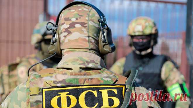 Появилось видео задержания пособников украинских телефонных мошенников. Федеральная служба безопасности (ФСБ) России распространила видео, на котором силовики задержали в Дагестане лиц, причастных к деятельности украинских телефонных мошенников. Об этом сообщает РИА Новости. На видео оперативники надевают ...