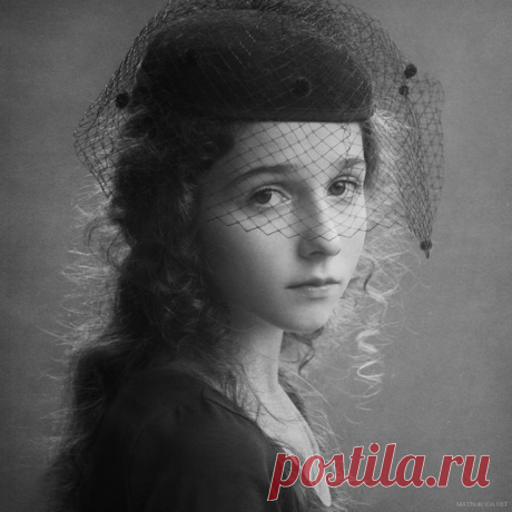 О тебе, о тебе, о тебе,
Ничего, ничего обо мне!
В человеческой, темной судьбе
Ты — крылатый призыв к вышине.

Благородное сердце твое —
Словно герб отошедших времён.
Освящается им бытие
Всех земных, всех бескрылых племён.

Если звёзды, ясны и горды,
Отвернутся от нашей земли,
У нее есть две лучших звезды:
Это — смелые очи твои.

И когда золотой серафим
Протрубит, что исполнился срок,
Мы поднимем тогда перед ним,
Как защиту, твой белый платок.

Звук замрет в задрожавшей тру...