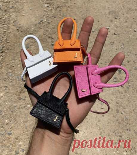 Объёмный клатч VS микросумка Фото: Jacquemus / instagram Конечно, микросумочки Jacquemus покорили сердца всех модниц и блогеров. Но насколько прекрасно они выглядят на фото, столь же