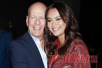 Жена Брюса Уиллиса призвала фотографов прекратить преследовать ее мужа. Жена американского актера и продюсера Брюса Уиллиса Эмма Хемминг обратилась к фотографам с призывом прекратить преследовать ее супруга, у которого недавно диагностировали лобно-височную деменцию. Модель попросила папарацци сохранять дистанцию, а также не кричать и не свистеть ее супругу.