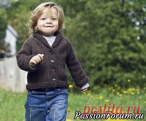 Стильный кардиган для мальчика. Описание | Вязание спицами для детей Это очень простая и быстрая модель для вязания спицами для вашего малыша. Толстая пряжа ускоряет процесс вязания, а вязание сверху вниз означает отсутствие швов. Шалевый воротничок добавляет особого шарма этой модели. И ваш малыш сразу становится элегантным джентельменом.  Возраст:...