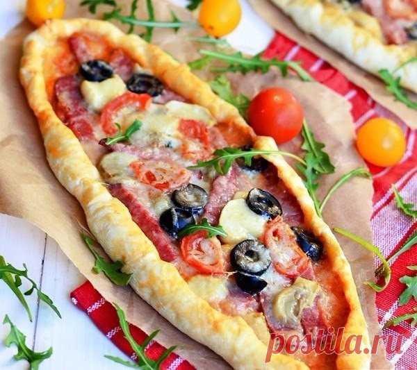 Пицца с салями, грибами и помидорами.

Классический рецепт вкуснейшей пиццы с кусочками салями, консервированными грибами, чёрными оливками маслинами), сыром и помидорами черри. 

Ингредиенты 
Для теста: 
500 гр. мука 
250 мл. вода (теплая) 
7 гр. дрожжи (сухие) 
3 ст.л. растительное масло 
1 ч.л. сахар 
1 ч.л. соль 

Для начинки: 
200 гр. колбаса (салями) 
50 гр. шампиньоны (консервированные) 
100 гр. помидоры (черри) 
250 гр. сыр (твердый) 
50 гр. маслины 
3 ст.л. соус (...