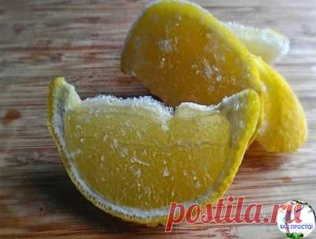 Необычные способы использования лимона, которыми теперь пользуюсь каждый день

Изюминка в каждом блюде
Лимон способен разнообразить вкус не только чая, а практически каждого блюда. Для удобства можно поместить помытый лимон в морозилку на несколько часов. Потом его следует натереть на крупной терке прямо с кожицей.
Стоит отметить, что в кожуре лимона намного больше полезных витаминов, нежели в его соке. Тертый лимон долго не портится и сохраняет свои свойства в течении нес...