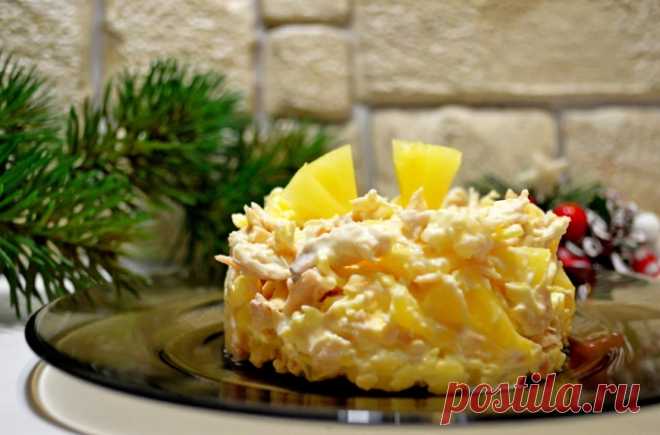 Салат с курицей и ананасами: 15 вкуснейших классических рецептов Салат с курицей и ананасами - один из самых вкусных салатов для любого праздничного стола. Готовить такую вкуснятину можно разными способами. В статье приводится подробное описание 15 самых вкусных салатов с курицей и ананасами.