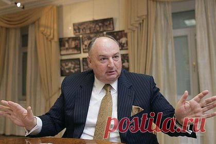 Назван самый разбогатевший российский миллиардер. Больше всего в прошлом году разбогател основной владелец компании-производителя удобрения «Акрон» Вячеслав Кантор, его капитал вырос на 5,3 миллиарда долларов (до 13 миллиардов). Также среди самых разбогатевших назван Андрей Гурьев с состоянием в 11,5 миллиарда долларов (плюс 4,2 миллиарда долларов).