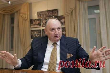 Назван самый разбогатевший российский миллиардер. Больше всего в прошлом году разбогател основной владелец компании-производителя удобрения «Акрон» Вячеслав Кантор, его капитал вырос на 5,3 миллиарда долларов (до 13 миллиардов). Также среди самых разбогатевших назван Андрей Гурьев с состоянием в 11,5 миллиарда долларов (плюс 4,2 миллиарда долларов).