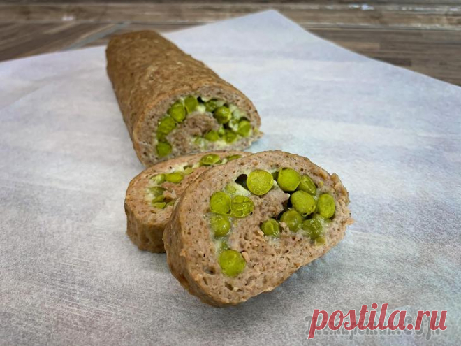 Мясной рулет с зелёным горошком «Это что-то новенькое» вкусный и легкий рецепт мясного рулета с зелёным горошком. Так просто и так красиво.Рецепт закуски:Свино-говяжий фарш — 500 г.Лук — 1 шт.Белый хлеб — 3 кусочкаМолоко — 200 мл.Сы...