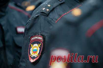 Российского полицейского осудили на четыре года условно за избиение женщины. В Липецке суд приговорил к четырем года лишения свободы условно полицейского за превышение полномочий. 30 апреля 2021 года полицейский ехал на машине в поселке Заречье. Он заметил женщину с рюкзаком и подумал, что она может быть причастна к преступлению. Тогда он ударил ее, надел наручники и затащил в автомобиль.