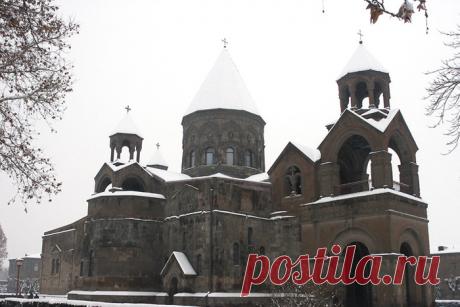 Հէնց խոնարհես աչքերդ ցած,
Լայն դաշտի մէջ, առջեւդ յանկարծ
Մառախուղից իր խաչի հետ
Կը բարձրանայ մի սուր գմբեթ,
Որ կը խօսի մարդու հոգուն՝
«Խաղաղութիւն ամենեցուն»

Էնտեղ էն հին դարերից վեր
Երկնաքարոզ յուժկու ձայներ,
Սահակ Պարթեւ, Ներսէս Մեծին
Խաղաղութիւն քարոզեցին:

Էնտեղ լցուած ահեղ հոգով,
Աստուածային իր տեսիլքով
«Էջ Միածինն ի Հօրէ»,
Որ Հայաստան լուսաւորէ:

Ու լոյսն առան ծաւալեցին
Լուսաւորիչն ու Մեծ Տրդատ,
Ու տակաւին այնտեղ կեցած
Կը սաւառնին հոգիացած:
Հովհաննես Թումանյան