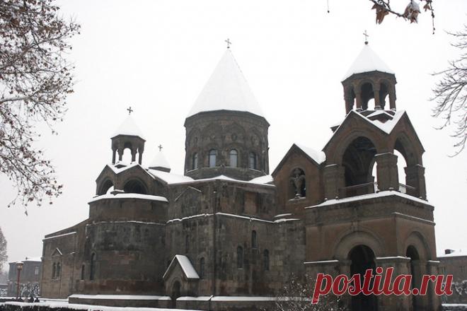 Հէնց խոնարհես աչքերդ ցած,
Լայն դաշտի մէջ, առջեւդ յանկարծ
Մառախուղից իր խաչի հետ
Կը բարձրանայ մի սուր գմբեթ,
Որ կը խօսի մարդու հոգուն՝
«Խաղաղութիւն ամենեցուն»

Էնտեղ էն հին դարերից վեր
Երկնաքարոզ յուժկու ձայներ,
Սահակ Պարթեւ, Ներսէս Մեծին
Խաղաղութիւն քարոզեցին:

Էնտեղ լցուած ահեղ հոգով,
Աստուածային իր տեսիլքով
«Էջ Միածինն ի Հօրէ»,
Որ Հայաստան լուսաւորէ:

Ու լոյսն առան ծաւալեցին
Լուսաւորիչն ու Մեծ Տրդատ,
Ու տակաւին այնտեղ կեցած
Կը սաւառնին հոգիացած:
Հովհաննես Թումանյան