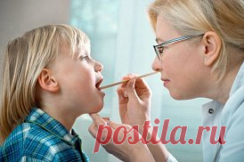 Первая помощь при ангине В медицине это заболевание называют тонзиллитом, в простонародье оно больше известно, как ангина. Независимо от его названия, суть заболевания кроется в одном. Происходит воспаление гортани, а именно миндалин, при этом воспаляется и небо.