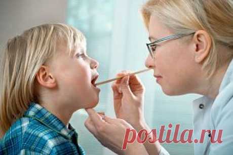 Первая помощь при ангине В медицине это заболевание называют тонзиллитом, в простонародье оно больше известно, как ангина. Независимо от его названия, суть заболевания кроется в одном. Происходит воспаление гортани, а именно миндалин, при этом воспаляется и небо.