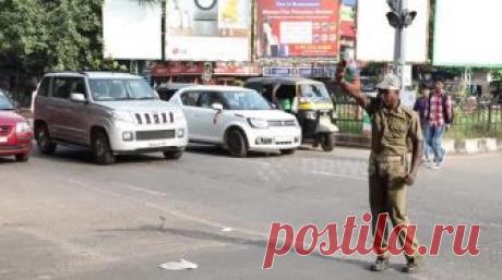 Танцующий полицейский Индии получил некоторые движения A traffic cop in Odisha's capital Bhubaneswar has a unique way to control traffic. Pratap Chandra Khandwal, a home guard at Odisha Police is known as 'Dancing Traffic Cop' among commuters in Bhubaneswar for his unique style of controlling traffic. Pratap's swift body gestures and his unique way of whistling to control traffic daily at the busiest part in Bhubaneswar had made him popular in the city among commuters. He ...