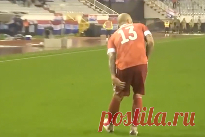 Показано видео травмы Кудряшова перед автоголом в матче с Хорватией. «Матч ТВ» опубликовал видео, снятое из-за ворот сборной России во время матча против команды Хорватии. На кадрах виден момент получения травмы защитником Федором Кудряшовым. Он схватился за заднюю поверхность бедра, продолжил играть, а спустя несколько секунд забил в свои ворота.