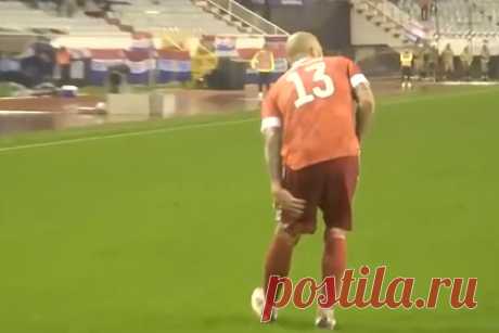 Показано видео травмы Кудряшова перед автоголом в матче с Хорватией. «Матч ТВ» опубликовал видео, снятое из-за ворот сборной России во время матча против команды Хорватии. На кадрах виден момент получения травмы защитником Федором Кудряшовым. Он схватился за заднюю поверхность бедра, продолжил играть, а спустя несколько секунд забил в свои ворота.