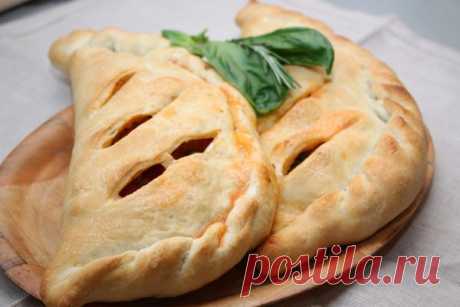 Сочная закрытая пицца Кальцоне с ароматной начинкой
