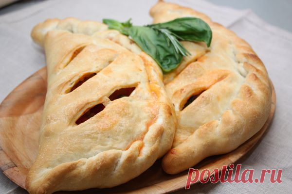Сочная закрытая пицца Кальцоне с ароматной начинкой