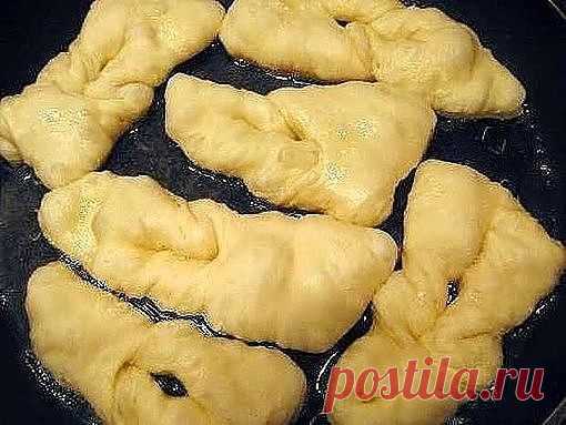 Хворост на кефире.

Я принес вам снова очень вкусный и незамысловатый рецепт! Эти пышечки не оставят никого равнодушными. Особенно они нравятся детям! 

Вам потребуется:

1.5 стакана кефира.простокваши или кислого молока. 
1 яйцо 
3 ст. ложки сахара 
2 ст. ложки растительного масла 
0.5 ч. ложки соли 
0.5 ч. ложки соды 
муки примерно 2-3 стакана(это примерное количество муки.если тесто липнет к рукам подсыпать еще).
по желанию пакетик ванильного сахара.

Как готовить:

1. ...