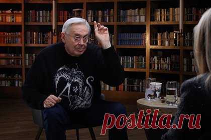 Стоянов рассказал о «дикой неловкости» из-за ролей в «Городке». Актер театра и кино, звезда юмористической программы «Городок» Юрий Стоянов заявил, что ему было неловко играть женские роли в шоу. «Я был изначально вынужден это делать», — высказался Стоянов о женских ролях в «Городке». Артист отметил, что не любил момент переодевания.