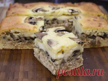 Заливной пирог с курицей и грибами

Для приготовления заливного пирога с курицей и грибами нам потребуется: 
Для начинки:
300 г вареного куриного филе;
1 луковица; 
150 г свежих шампиньонов;
небольшой пучок зеленого лука;
соль, перец - по вкусу;
2 ст. л. растительного масла. 
Для теста: 
200 г муки;
270 г кефира;
2 ст. л. майонеза;
3 яйца;
щепотка соли;
11 г разрыхлителя.

Куриное филе отварить в течение 15-20 минут и остудить. Очищенный репчатый лук мелко нарезать. 
В ско...