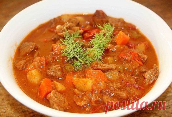 Вкусный гуляш из курицы с густой ароматной подливкой

Ингредиенты:

Филе куриное ( можно взять бедро) — 2 шт
Лук репчатый — 1 шт
Морковь — 1 шт
Помидор — 1 шт
Картофель — 2 шт
Сметана — 50 г
Мука — 1 ст. л.
Приправа (по вкусу)

1. Нарежьте куриное мясо на кубики.

2. Лук нарежьте на полукольца, а морковь и помидор- на маленькие брусочки.

3. Обжарьте куриные кусочки на растительном масле до золотистой корочки.

4. Когда курица будет почти готова- добавьте лук, готовьте мин...