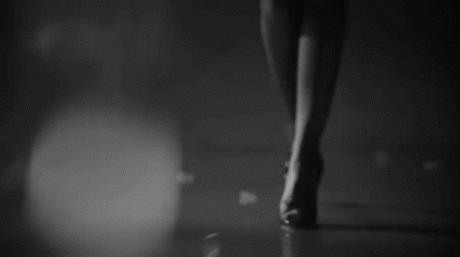 Не доказывайте никому свою значимость.
Уходите вовремя и не слышно.
Не бывает людей исключительных.
Как и... лишних.
Исчерпав свой лимит на присутствие
В чьей-то жизни... любви... судьбе...
Подарите своё отсутствие
И пробоину на душе…
Ведь, что рядом, так редко ценится,
А далекое так манит...
Уходите без сожаления
От которых на вас «лимит»…