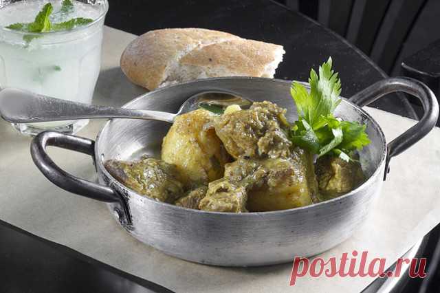 «Софрито»

© Le Bistro Bar (Холон, Израиль)
В каждой стране Средиземноморья есть особый рецепт для софрито, на самом же деле речь идет о тушёном мясе.
Для софрито подходят все виды кошерного мяса; курица, баранина, говядина, также добавляется картофель, артишок, лук. Секрет софрито в том, что каждый из компонентов жарится отдельно. Сочетание жарки и тушения в конечном итоге даёт чудесный результат. Команда поваров ресторана Le Bistro Bar поделилась своим рецептом софрито. ...