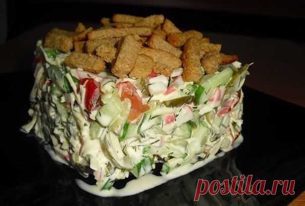 Салат с сухариками "Сочная Хрустяшка". Заправлен майонезом.