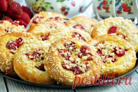 Булочки с клубникой и заварным кремом