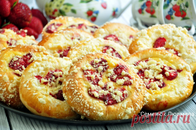 Булочки с клубникой и заварным кремом