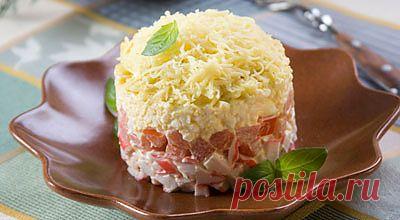 Салат с крабовыми палочками и помидорами .