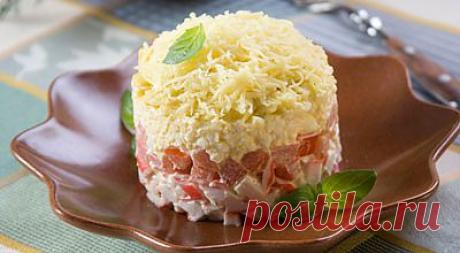 Салат с крабовыми палочками и помидорами .