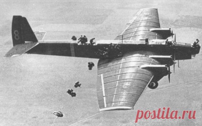 Как русские десантники зимой 1941 года без парашютов прыгали в снег Подразделения аналогичные российским воздушно-десантным войскам существуют во многих странах мира. Но называются они по-разному: воздушная пехота, крылатая пехота, аэромобильные войска, высокомобильные десантные войска и даже командос.