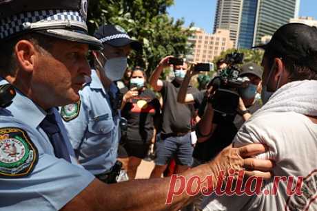 Полиция Австралии получила чрезвычайные полномочия из-за коронавируса. В Австралии, городе Сидней (штат Новый Южный Уэльс) 80 процентов граждан сидят по домам из-за жестких ограничений, вызванных пандемией COVID-19. 6,6 миллионов человек находятся в изоляции. Власти Австралии, в попытке остановить распространение вируса, дали чрезвычайные полномочия полиции для обеспечения локдауна.