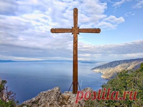 СРОЧНОЕ СООБЩЕНИЕ С АФОНА

"Святые отцы горы Афон призывают сегодня всех православных христиан сделать Крест на обратной стороне дверей домов. Если у Вас нет Креста, то можете его сделать пальцем, окнув его в оливковое масло. Это серьёзно, так как вчера был отслужен Параклис Божией Матери и эти указание были даны(открыты) самой Богородицей монахам на Святой Горе", - разлетелось по гаджетам, как говорят, с самого Афона.

Как относиться к этому?

Во всех монастырях и скитах ...