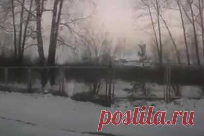 В российском регионе девочка скатилась на санках под автобус. В городе Североуральск Свердловской области автобус переехал пятилетнюю девочку, которая скатилась на дорогу с горки. Об этом сообщает региональная Госавтоинспекция. На кадрах видеорегистратора заметно, как девочка скатывается с горки прямо под автобус. Транспортное средство затормозило через несколько метров.