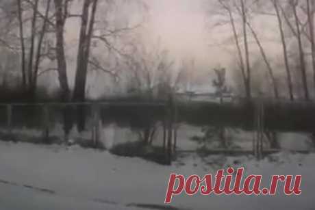 В российском регионе девочка скатилась на санках под автобус. В городе Североуральск Свердловской области автобус переехал пятилетнюю девочку, которая скатилась на дорогу с горки. Об этом сообщает региональная Госавтоинспекция. На кадрах видеорегистратора заметно, как девочка скатывается с горки прямо под автобус. Транспортное средство затормозило через несколько метров.