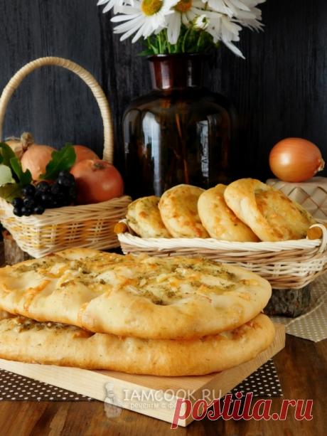 Луковая лепёшка в духовке (с сыром, из дрожжевого теста на кефире)